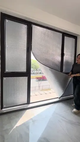 Vào mùa hè, khi nắng quá gắt, hãy sử dụng tấm chắn nắng và phim cách nhiệt này để cản nắng và cách nhiệt cho căn phòng, giúp căn phòng không bị ngột ngạt 