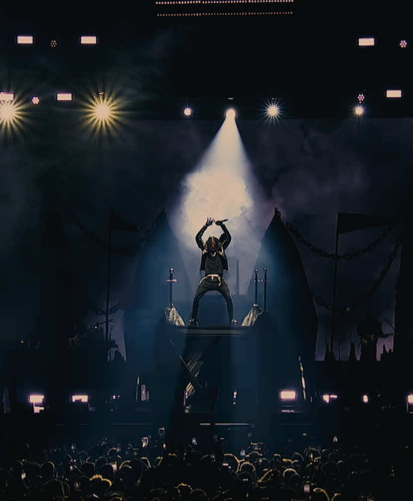 Rema performing ‘AZAMAN’ at his concert at the Accor Arena in Paris 🇫🇷 #rema #remanews #heisrema #heisremanewss #accorarena #paris #remaconcert 