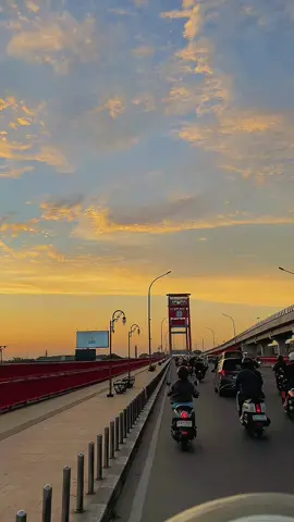 Palembang memang tak seromantis bandung, palembang juga mungkin tak se indah jogja, tapi palembang adalah kota tua yang menyimpan banyak sejarah & cerita.   #palembang #hariini #ampera #fyp #xyzbca 