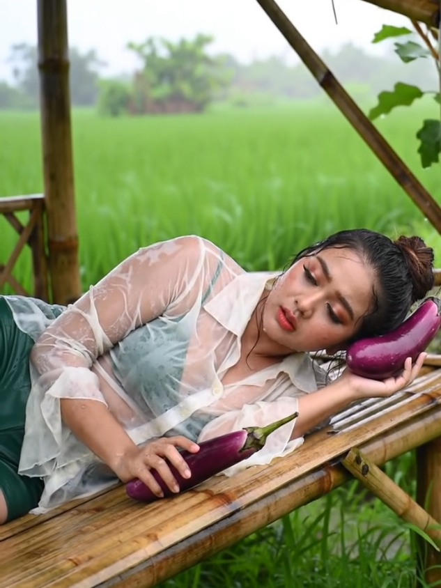 Mikirin Apa sih neng sampai hujan-hujanan gitu #hujan #rain #beautiful 