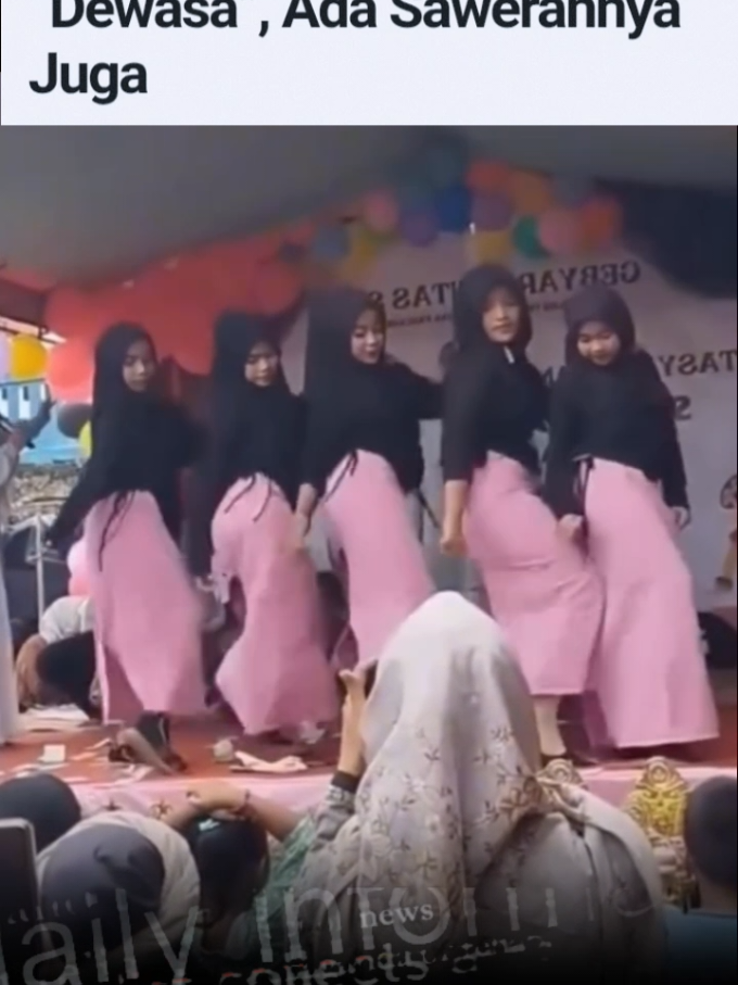Bikin Heboh.! Rekaman video perpisahan 4nak sekolah dasar (SD) di Lebak banten menjadi viral di media sosial. Video tersebut menjadi heboh lantaran memamerkan 4ksi joged yang dianggap tak selayaknya ditampilkan oleh 4nak sekolah. Aksi itu bahkan mendapat hujatan warganet. #update #lebakbanten  #perpisahansekolah #info 