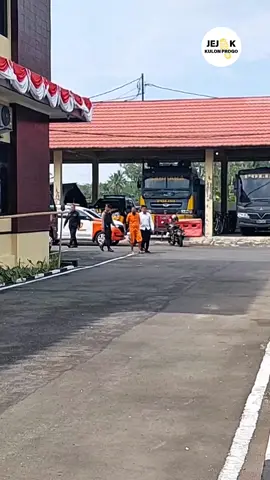 ‼️ INFO KRIMINAL KULON PROGO ‼️ Warga diharap waspada. Telah terjadi aksi penganiayaan berat di wilayah Temon, Senin (16/6) lalu. Pelaku yang dipengaruhi miras menyerang korban dengan tombak hingga menyebabkan luka parah. Pelaku yang kini sudah diamankan Polres Kulon Progo @polreskulonprogo ternyata adalah seorang residivis yang telah melakukan kejahatan serupa sebanyak tiga kali sebelumnya. Simak kronologi lengkapnya dalam video. Jangan lupa bagikan informasi ini agar semua lebih waspada. #infokulonprogo #beritakulonprogo #polreskulonprogo #jogja #infocegatanjogja #kriminaljogja #jogjaupdate #wates #temon 