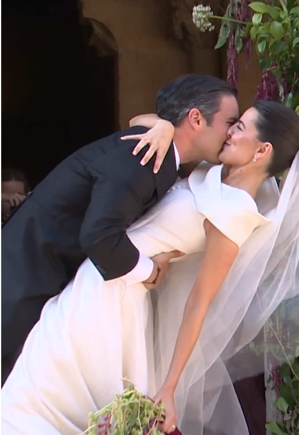Ana de Miguel brilla con su vestido de novia en Segovia 💍  Este sábado la nieta Cándido, el ‘rey del cochinillo’, ha sellado su amor con Álvaro Aguiar en la iglesia de San Millán.  #candidosegovia #anademiguel #novias2025 #bodas2025 
