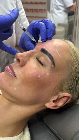 What do you ask for when you visit our clinic? 👀💉 @eef dgn weet wel wat ze wilt! @Drs Sarwari-Faceland Haarlem 🥼 #faceland #filler #botox #fyp #trending #injections #naturel #bocouture 