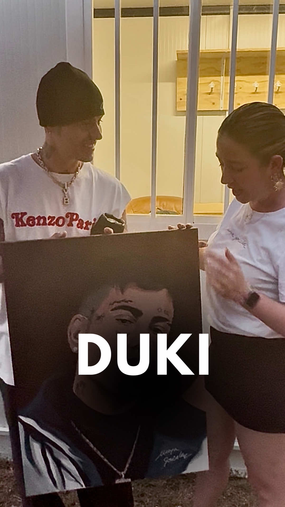 Cuadro de @dukoyasupiste ❤️Un sueño hecho realidad gracias a @Holika Festival por esta oportunidad❤️✨DÍA 2 reto conseguido!! #chicapintandouncuadro #cuadro #concierto #moyagonzalez #pintandouncuadro #pintandouncuadroenlacoladelconcierto #pintandouncuadroenlafiladelconcierto #emiliamernes #duki #dukiyemilia 