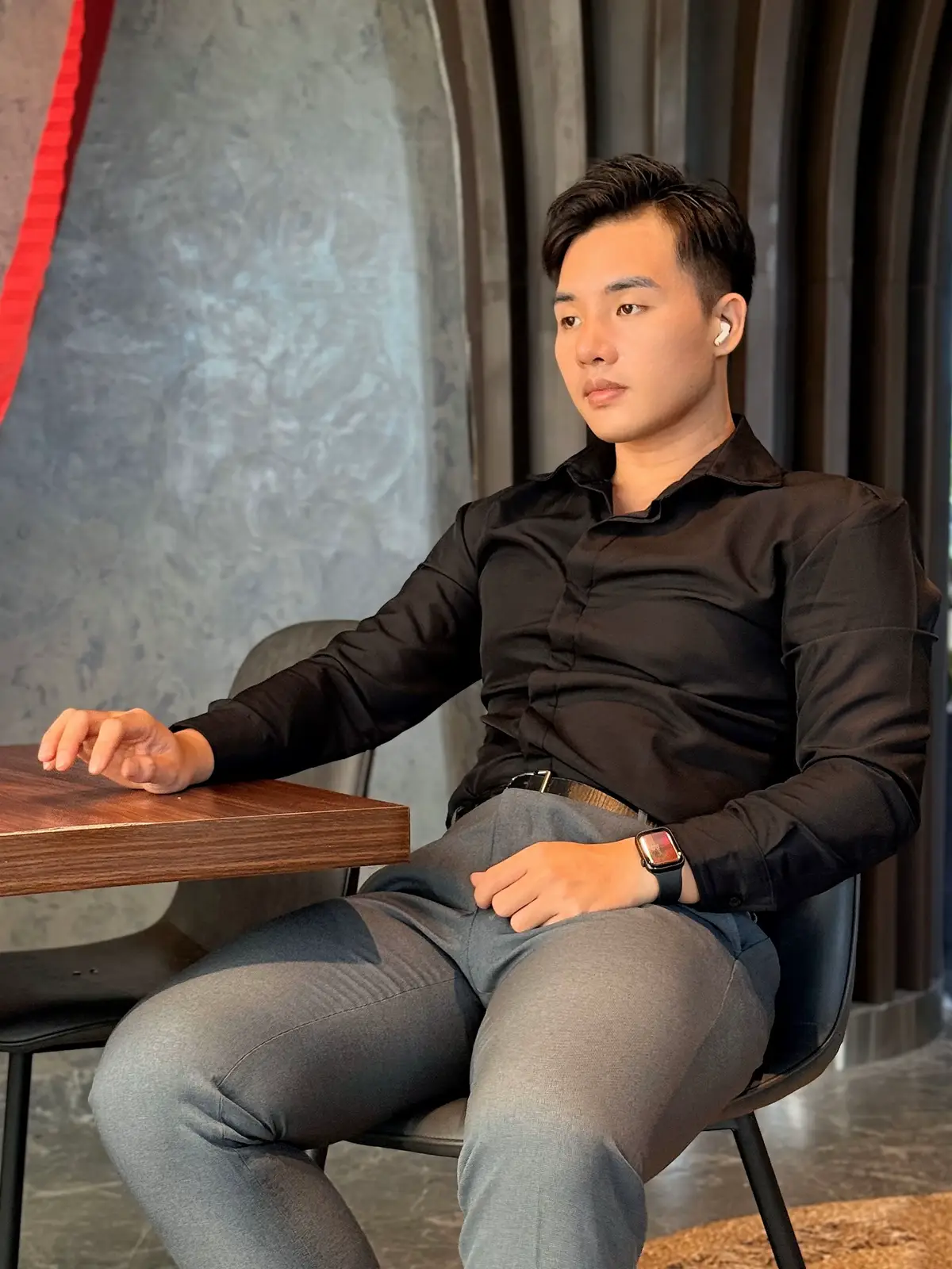 •	Một chút tiếc nuối: Về những gì đã từng có, hoặc đã không thể giữ. 	•	Một chút hy vọng: Rằng người ấy – hoặc một phần ký ức cũ – đang sống tốt và bình yên. 	•	Một sự day dứt nhẹ nhàng: Không phải vì điều gì sai, mà vì thời gian đã khiến mọi thứ thay đổi.