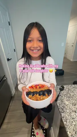 Making Acai Bowls with my 9 year old daughter 😋✨ #daughter #acaibowl #fypシ゚viral #viral #viralvideo 