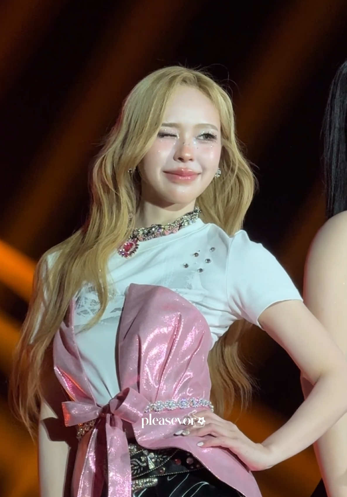 น้องจูนฟังแม่…อย่ารีบโต (เอาอีก) 😫❤️‍🔥🫳🏻 (หนูใส่สีชมพูยังไงให้แรงแซงสีแดงคะลูก) #BBFanFestD2 #junewanwimol @Junewanwimol 