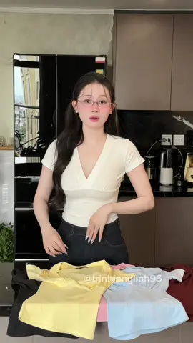 Bị ế hay sao mà chị tự dưng mua lắm thế #viral #trinhlunglinh96 #webuild #22etm #chinhtranstore #xuhuong #aothun #aonuxinh #aothunnu #áo 