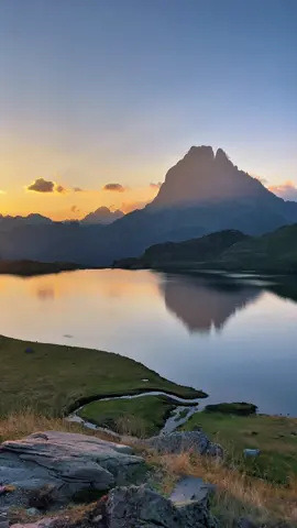 Hoy os traigo uno de los mejores sitios que han visto mis ojos 🤩 Es una ruta bastante fácil y muy recomendable, eso sí, si la hacéis, dejadlo todo como estaba antes de llegar 🙏🏼 Cualquier duda podéis escribirme y, ya sabéis, seguidme para más spots 😏🤟🏽 - - - - - - - - #free #spain #adventure #travel #barcelona #lagos #pirineo #france #montaña #mountain #camp #ruta #cascada #viajes #trip