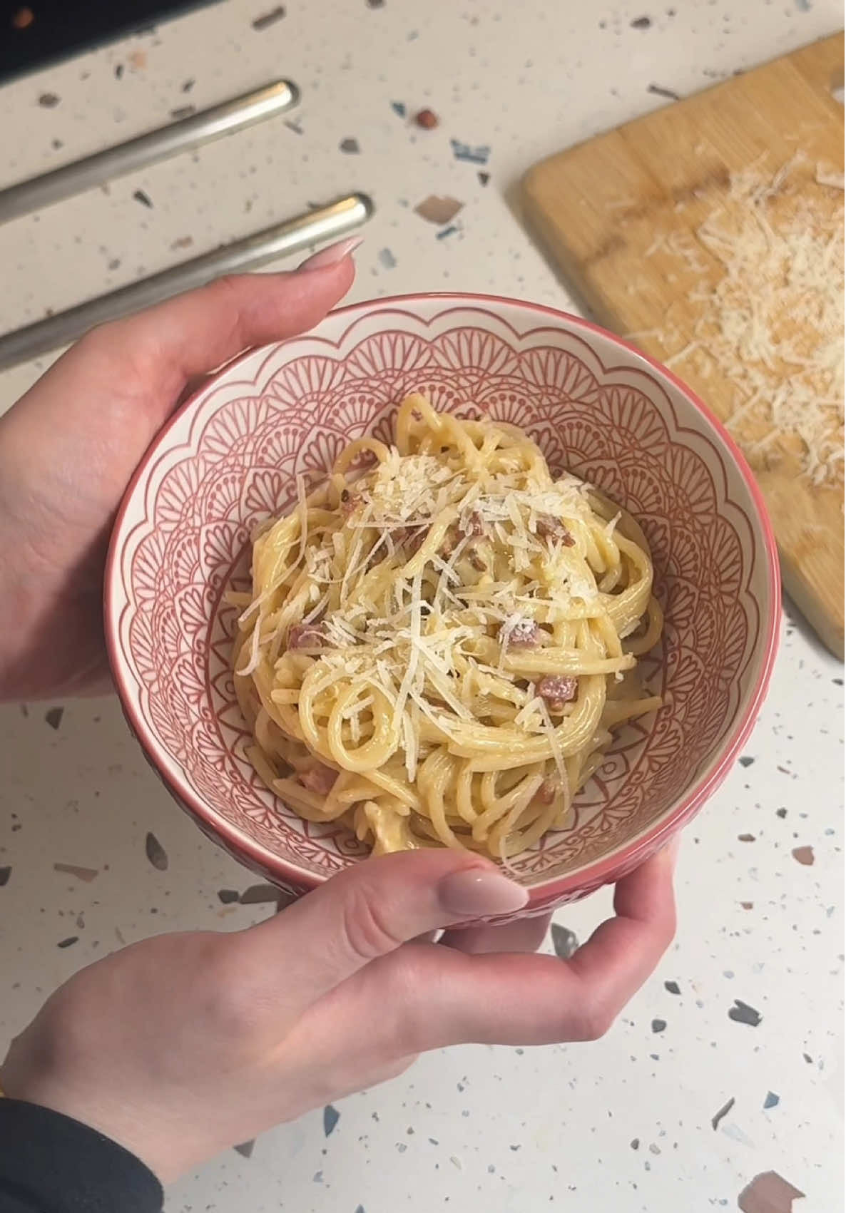 At only £1.02 per portion this carbonara is the perfect quick and easy dinner for any student or family!! Serves 2 - 25g unsalted butter £0.20p - 1 garlic clove £0.05p - 175g spaghetti £0.13p - 1 1/2 large eggs £0.22p - 50g parmesan £0.70p - 50g pancetta £0.70p - Salt and pepper £0.03p = £1.02p per portion 656 Kcal 29g Protiein #student #carbonara #mumsoftiktok #DinnerIdeas #creamypasta #recipes #EasyRecipe #easydinner #university 