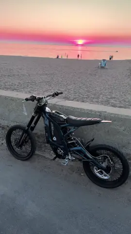 sleepy #surron #chibattery #beach #sunset #fox40 #mmsurron #ext #surronx #1 #carbonfiber #cleanest #lbx 