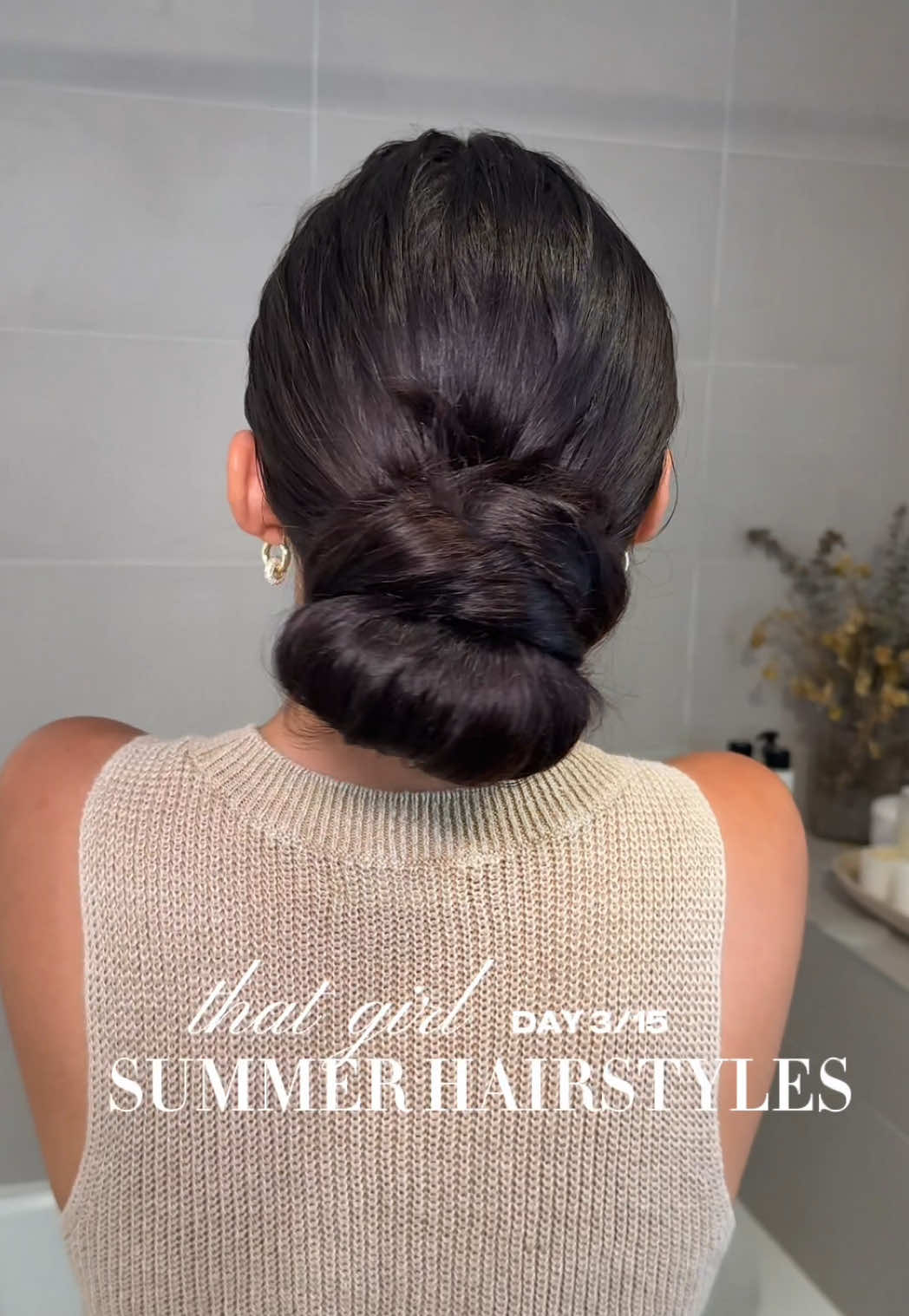 diy wedding updo!!! who doesn’t love a quick 2min bun. #summerhair #summerhairstyles #messybun #messybuntutorial #hair #hairstyle #hairidea #easyhairstyles #quickhairstyle 