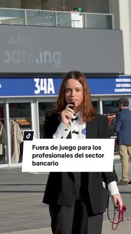 Si trabajas en #banca y sigues jugando con las reglas de ayer… ¡te estás quedando fuera! 💥 El otro día fuimos a #RevolutionBanking para conocer las 🚩red flags 🚩 de los expertos bancarios #offside #futbol⚽️ #banking #ia #meetings #cx #congreso #eventos #b2b #redflags #event #madrid 