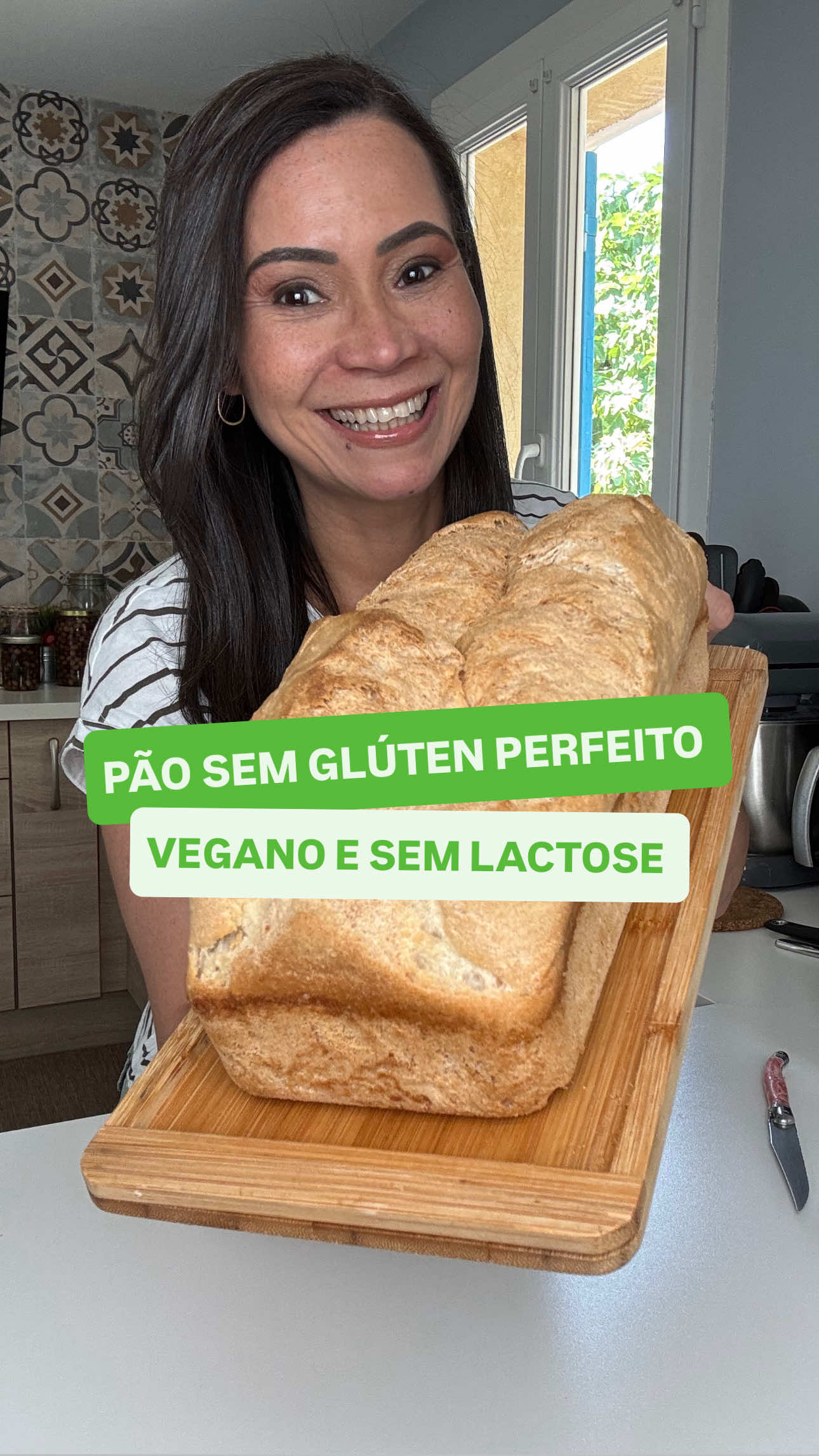 🥖✨ O pão sem glúten perfeito existe, e eu te provo! Sem glúten ✅ Sem lactose ✅ Vegano ✅ Sem batedeira ✅ Com apenas 6 ingredientes na massa ✅ Sério, se você acha que pão sem glúten é duro ou esfarelento, esse aqui vai mudar sua vida. Ele fica macio, fofinho e saboroso, igualzinho (ou melhor!) ao pão tradicional. 😍 📝 Ingredientes: • 250g do meu Mix de Farinhas sem Glúten Universal • 4g de sal • 3g de fermento biológico seco instantâneo • 15g de açúcar demerara • 50g de azeite de oliva • 265g de água 💡 Dica: conserve embalado em plástico filme por até 3 dias ou congele já fatiado por até 2 meses. 🧑‍🍳💛 Ah, e se você quer dominar os pães sem glúten de uma vez por todas, meu curso Pão sem Glúten Perfeito está disponível no link da bio com 30 receitas gravadas em vídeo + 2 bônus exclusivos para transformar suas manhãs. Vai lá conferir! 👉 Salva essa receita, compartilha com as amigas e me conta aqui: quem aí quer aprender mais pães sem glúten perfeitos como esse? ✨ #paosemgluten #paovegano #paosaudavel #semgluten #glutenfreebread #paoartesanal #cozinhafit #receitasfit #vidasaudavel #alimentacaosaudavel #receitavegana #vegano #cozinhafuncional #comidasaudavel #dieta #emagrecimentosaudavel #receitasemgluten #panificacao #glutenfree