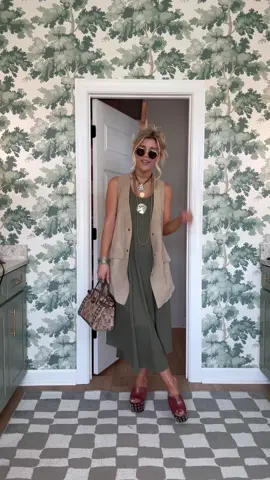📌 Outfit Contouring Tips (When the Fit’s Not Flattering): • Short jackets = show there’s a waist • Long jackets = elongate the body • Vests or fitted undershirts = break up bulk + add layers without adding size • Sleeve tucks/rolls = expose the wrist for a polished shape • Half-tuck = quick waist definition • Long necklaces = elongate the torso • Hair up = opens the neckline + balances top-heavy looks • Heels or platforms = lengthen legs + shift posture • Pointed flats = elongate legs (great if heels aren’t your thing) • Boots = balance heavier layers or oversized fits • Only one half should have volume – top or bottom, not both • Use accessories to guide the eye where you want shape