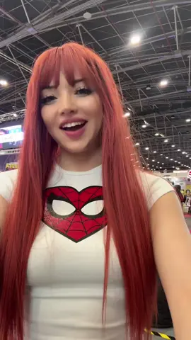 Encontré una linda Gwen en Comic Con @sara   #rockyourbody #trend #comiccon #gwenstacy 