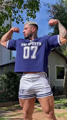 🔥 DRIP INSANO, VIBE RETRÔ, SHAPE ATUALIZADO! O atleta Davi @Davi Gonçalves botou respeito no visual com o combo que grita personalidade e raiz: 👕 Jersey Legends Classic Cut – oversized, gola em V, número 07 no peito e aquela energia de quadra da Golden Era. 🩳 Shorts League 07 – dry fit, curtinho, com recortes vintage e caimento que valoriza cada fibra do shape! 🔥 Estilo retrô elevado ao nível máximo 💪 Presença de palco, visual de lenda 🏆 Quando o look fala mais alto que o som da academia Esse não é só um outfit… é um statement de quem vive o jogo. 👉 Tá disponível no site: www.pmsports.com.br PM SPORTS — O DRIP QUE DEFINE CAMPEÕES. 🏀🔥