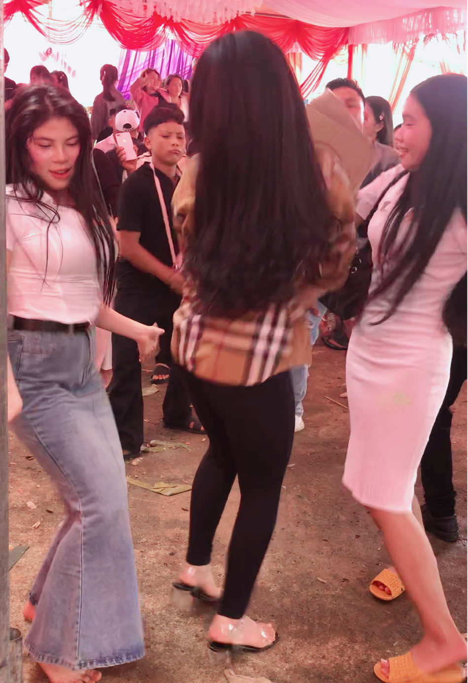 Quẩy nào 😝🤣#xuhuongtiktok #viral #damcuoi #vuinhon #saocheplienket #xuhuong2025 #giaitri #Love #81gialai 