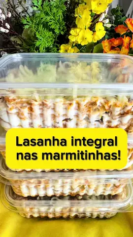 🧡 Lasanha Integral à Bolonhesa (massa crua – congelada na marmitinha) 📦 Porção individual – montagem em camadas: 	1.	Base: ➤ 50g de carne moída à bolonhesa (bem molhadinha com molho de tomate) 	2.	➤ 1 folha de massa de lasanha integral, quebrada ao meio 	3.	➤ 60g de carne moída à bolonhesa (com bastante molho!) 	4.	➤ 1 folha de massa de lasanha integral, quebrada ao meio 	5.	➤ 55g de molho branco (bechamel) 	6.	➤ 1 folha de massa de lasanha integral 	7.	➤ 60g de carne moída à bolonhesa (bem molhadinha) 	8.	➤ 1 folha de massa de lasanha integral 	9.	Finalização: ➤ 20 a 25g de molho branco + ➤ 25g de carne moída à bolonhesa (mistura os dois por cima) + ➤ 20g de muçarela ralada ⸻ 💡 Dicas importantes: 	•	Use bastante molho, tanto no bolonhesa quanto no bechamel — isso vai garantir que a massa cozinhe certinho quando for aquecida, já que está indo crua. 	•	A montagem deve ser feita em marmitinhas próprias para congelamento e que possam ir ao micro-ondas ou forno na hora do consumo. 	•	Depois de montada, tampe, etiquete e congele direto. #lasanhafit #lasanhaintegral #lasanhafitness #marmitafit #marmitafitness #marmitacongelada #comidacongelada #congeladosfitness #pratofitness #receitafit #receitafácil #receitasaudavel #alimentacaosaudavel #comidasaudavel #vidafit #emagrecendocomsaude #receitasquevendem #comidafitness #lasanhafitnocapricho #fitnocapricho #empreendercomcomida #marmitariafitness #comidafitparavender #receitascongeladas #congeladoscaseiros #comidadeverdade #cozinhandoparavender #negocioprorpio #rendacomcomida #lemesp