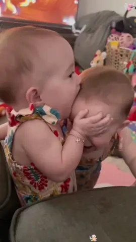 Funny twins 👯 #foryou #baby #funny #Love #fypシ #funnyvideos #cutebaby #tiktok #interesting 
