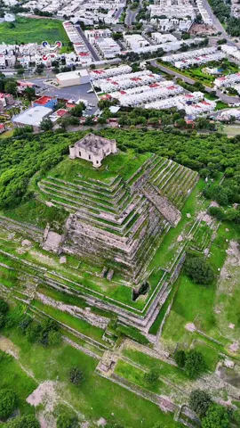 Sabían 🤔 que hay una pirámide  en Querétaro 😱😱 Zona Arqueológica el Cerrito Recibe este nombre por tener un basamento piramidal de grandes proporciones que a la distancia parece una formación natural. Fue un importante centro ceremonial que recibió la influencia de diversas culturas, especialmente de los toltecas. Fuentes franciscanas señalan que hacia 1632 los indígenas continuaban ofrendando a las deidades prehispánicas en los altares del sitio. #piramide #cultura #Querétaro 