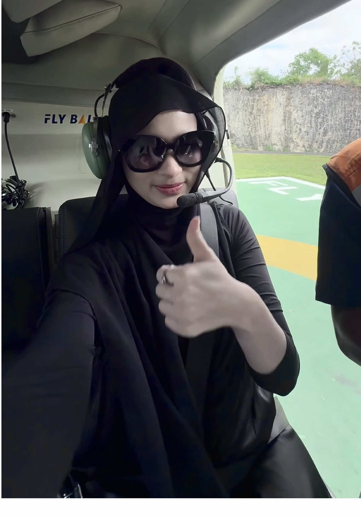 Heli up, drama down. That’s how we roll 🔥 Apa persamaan kita sama baling-baling helikopter?? @user51890582972 @amandarums  Sama-sama saling ngangkat satu sama lain.. Sama-sama berisiknya sama suara kita kalo lagi ngakak bareng, lebih ke rusuh sih 🤣🤭 Thanks @Fly Bali for taking us higher like literally 😎 GWK & Uluwatu never looked this good from our squad’s POV! 👏🏻 #TemanSearah #FlyBali #BaliHeli