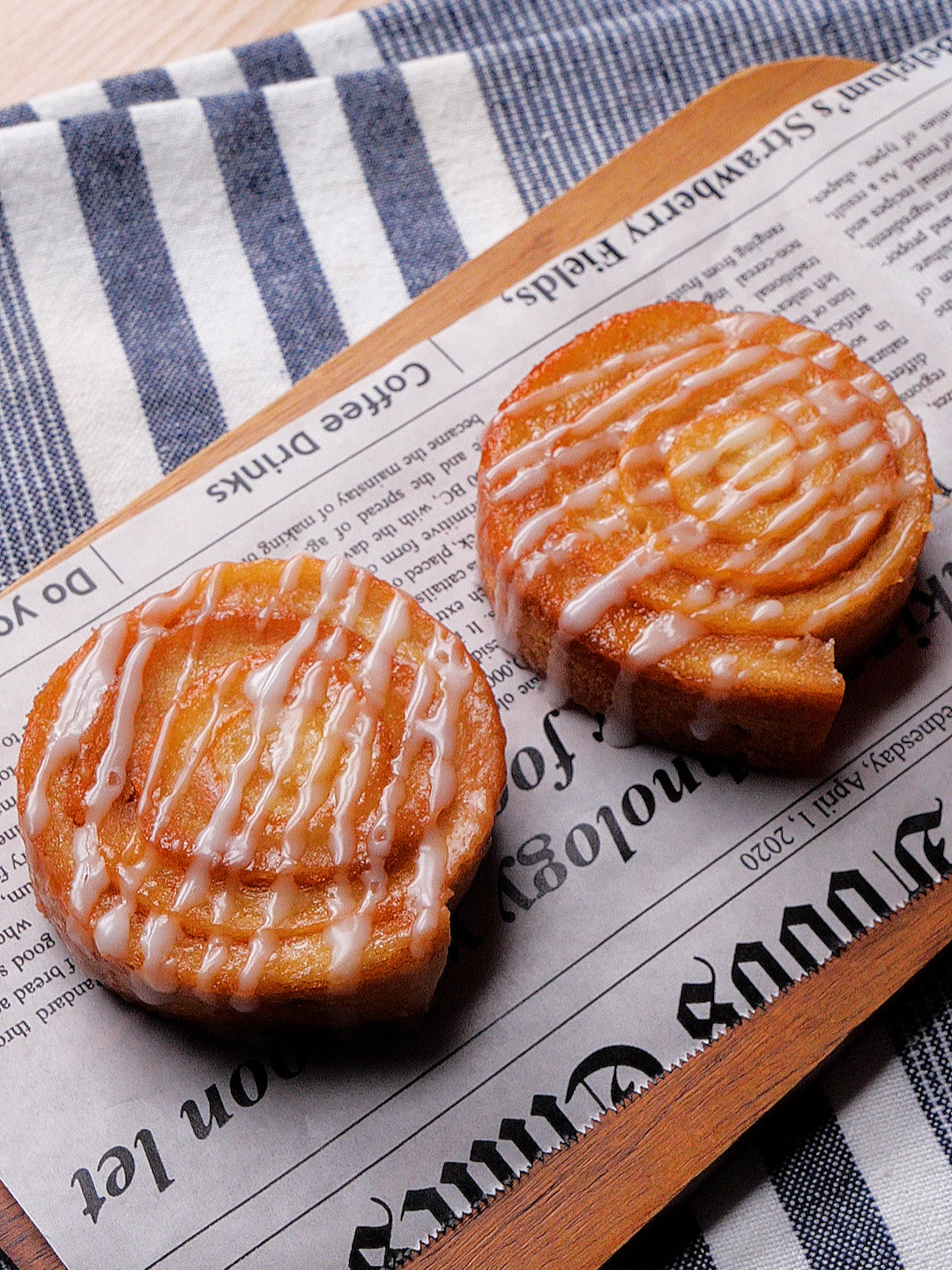 【パンの耳あったらやってみて！】くるくるがかわいい♡シナモンロール / Cinnamon Roll  #tiktokレシピ #簡単レシピ #シナモンロール #食パンレシピ #おやつレシピ #朝食レシピ  #tiktokfood #tastyjapan 1人分 材料： 食パン（6枚切り）　2枚 バター　10g 【A】砂糖　大さじ2 【A】シナモン　適量 水　小さじ2 【B】粉砂糖　大さじ1 【B】水　小さじ1/4 作り方： ① 食パンの耳をキッチンバサミで切り、ロール状に巻き、ようじでとめる。 ② フライパンにバターを入れて中火にかけ、①を両面カリッとするまで焼いて取り出す。 ③ 混ぜ合わせた【A】と水を入れて中火にかけ、砂糖が溶けたら②を入れて絡める。混ぜ合わせた【B】をかけたら、完成！ === Cinnamon Roll Servings: 1 INGREDIENTS 2 slices white bread 10g butter A 2 tablespoons sugar Cinnamon, as needed 2 teaspoons water B 1 tablespoon powdered sugar 1/4 teaspoon water PREPARATION 1. With kitchen shears, cut the crust off the bread. Roll the crust and close with a toothpick. 2. Heat the butter in a pan on medium heat. Cook (1) until both sides are crispy. Remove from the pan. 3. Heat the sugar, cinnamon (A), and water in the pan until sugar dissolves. Put back (2). Mix powdered sugar and water and pour over the crust roll. 4. Enjoy!