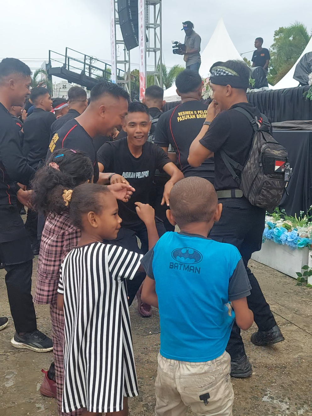 Syahdu bangett kamu mas🤭🤭 Btw, Selamat HUT Bhayangkara. selamat ulang tahun untuk seluruh mas-mas dan bapak-bapak polisi di Indonesia. . . #fyp #fypシ゚viral #viral  #hutpolri79 #polisi #brimobuntukindonesia #tnipolriuntukindonesia #papuabaratdaya #sorong 
