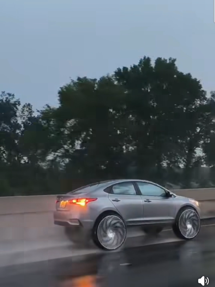 😳Florida Boys gonna put big wheels on anything 🚘🛞🥷🏿 #hyndai #hyndaielantra #bigwheels #32s #rims #florida #floridaboy 