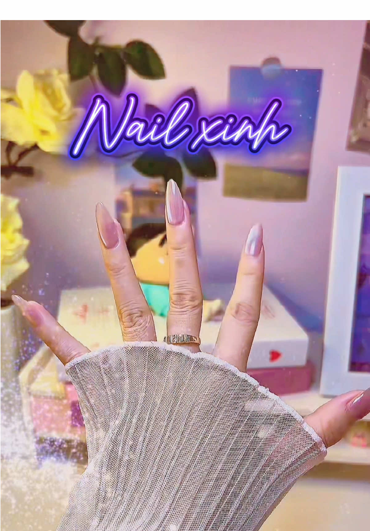 Đầu tư hẳn bộ nail chào tháng mới đây các bà iu. Mong tháng mới rực rỡ hơn hoa, tươi vui hơn nắng! Mong Bác Tik Tok iu thương e nhoa. 🌸🌸🌸 #nailxinhmoingay #đongluc #Hongcan #Hongcanunboxing 