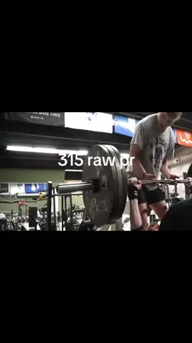 Yes ik i had sleeves on but they add maybe 5lbs at the very most my friend uses them for his legs there so stretched out they do nothing. #bench #benchpr #fypシ #fypシ゚viral #08 