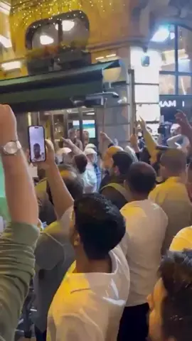 Hadsiz Leman dergisinin Peygamber Efendimizin karikatürünü çizmesine tepki gösteren vatandaşlar, dergi binası önünde tekbir getirdi.