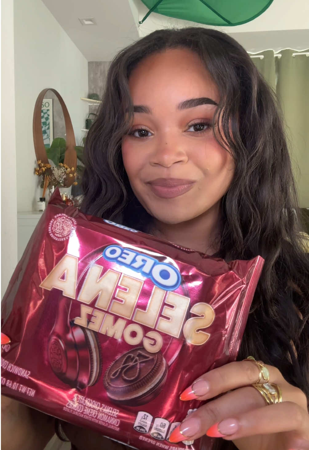 trying the Selena Gomez Oreos 🍪✨ #oreos #mukbang #selenagomez #Foodie #crunchy #eatingsounds #cookies 