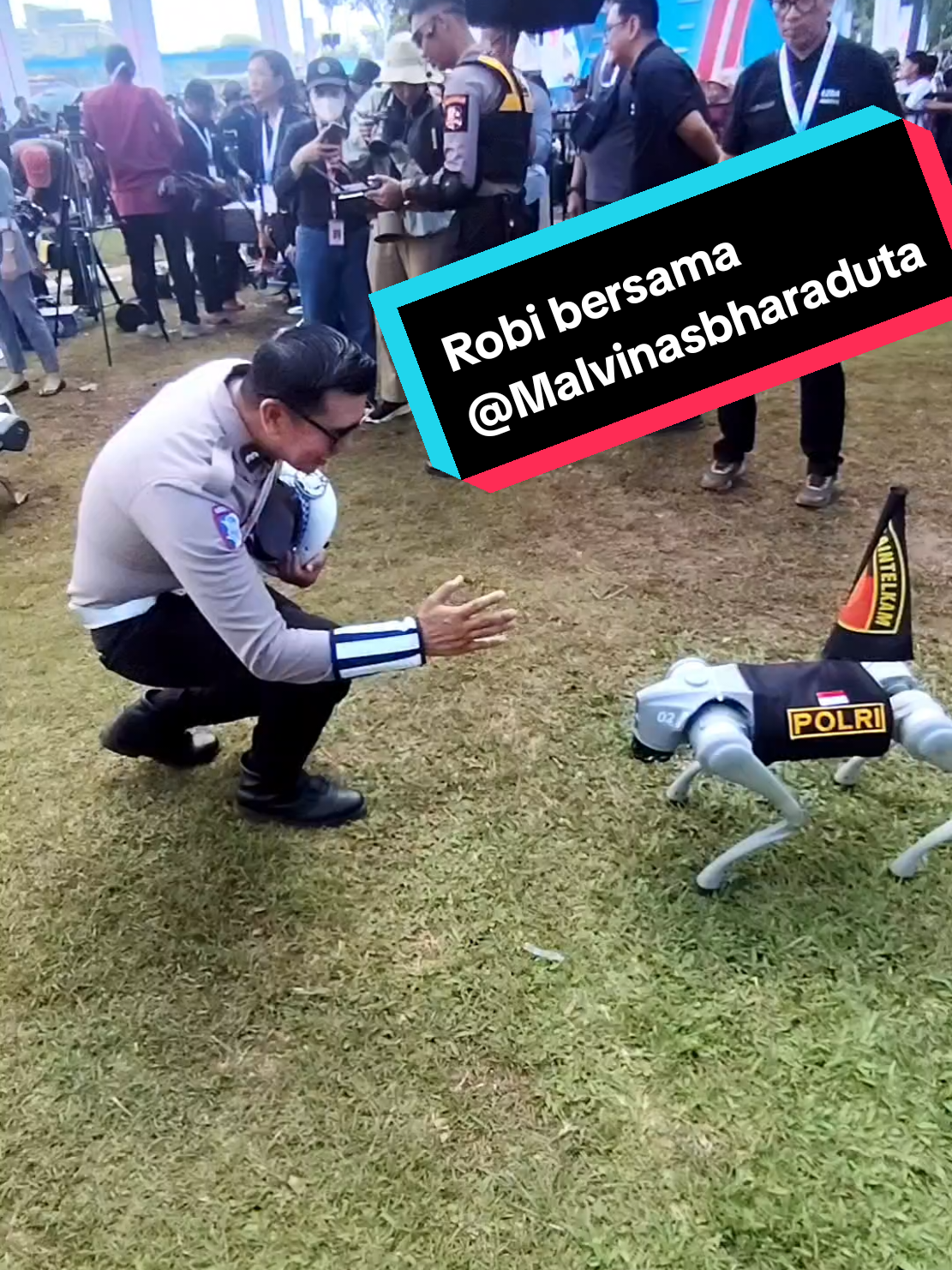 Robi (Robot POLISI) bersama @malvinasbharaduta  #robot #robotics #polri #polripresisi #hut #viralvideo #viraltiktok @sdmpolritoday @Polda Metro Jaya @BIROSDMPOLDAMETROJAYA 