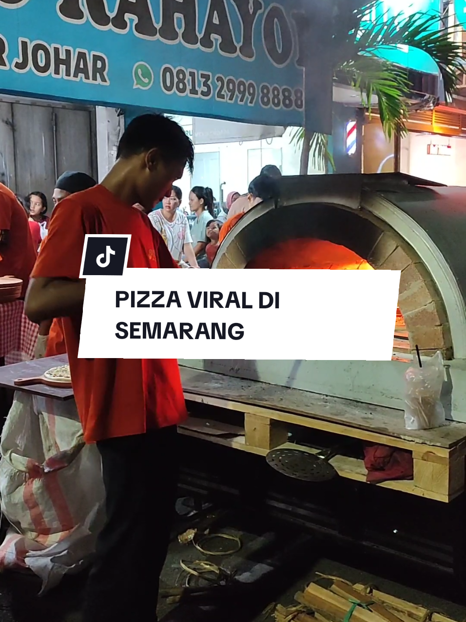 [SAVE&SHARE]‼️ Pizza yang lagi viral nih di semarang, siapa yang udah kesini coba tunjukan pesonamu🤭 aku si semarang bagian fomo hehe sebenernya aku ga tau sih kalo ternyata pizza ini baru buka beberapa harian pas aku kesana (ini latepost).  Dan ternyata peminatnya buanyakkk pwol, bahkan sampe sekarang pun juga masih rame banget. coba tulis dikomentar siala aja yg udah pernah ngantri buat pizza yg endyesss ini?  #semarang #kulinersemarang  #placetogosemarang  #pizzaningemperansemarang  #fyp  #semarangfood  #semarangexplore  #semarangfoodhunter 