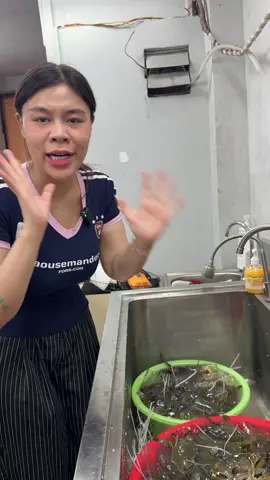 Cua e trước hấp là cua sống ạ, làm ngộp mấy quận rồi làm sạch em mới hấp nha mn ghé tiệm e 214f nguyễn trãi, phường nguyễn cư trinh, q1 #phuongoanhdaily #oanhcua #cuakhongday 