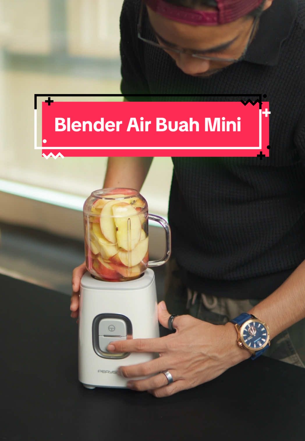 Blender air buah. Dah blend boleh minum terus, tak perlu tuang dalam gelas. Berkesan sangat, boleh hancurkan buah yang keras macam epal dan lain-lain buah. Dia bagi 2 jenis cawan / gelas. Tudung pun ada 2 jenis. Nak letak straw pun boleh. 