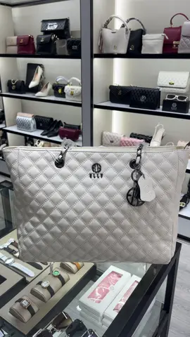 Mùa hè đã đến cũng là lúc lên lịch đi du lịch cùng gia đình, người thân. Nói đến du lịch không thể thiếu mẫu túi ET125 với không gian túi rộng với nhiều ngăn giúp để đồ ngăn nắp . Các chị tham khảo thử nhé#ELLYDONGTHAP #ELLY #et125 