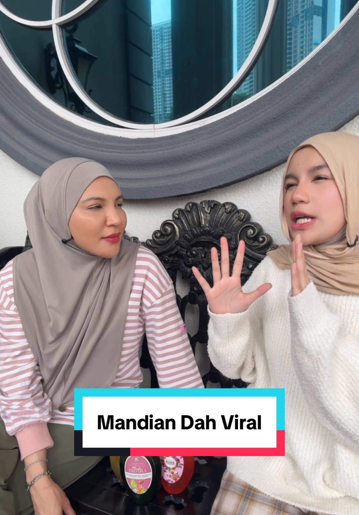 Memang dah viral ramai yang dah beli dan pakai tau. Nak ambil 2 botol boleh. Nam ambil 3 betul sekali pun boleh. Harga memang dah murah sangat dah mama bagi