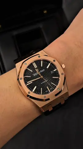 💎 Un’eleganza che si nota al primo sguardo Cassa ottagonale in oro rosa + quadrante nero testurizzato — sobrietà con carattere Ogni linea riflette una sola parola: lusso Con questo al polso, non servono parole — il carisma arriva prima di te. #DaytonaBlack #UnboxingOrologio #OrologioMeccanico #StileMaschile #ForzaSulPolso #EleganzaDiscreta #ArteDelTempo #LussoAutentico #ConsiglioOrologio 