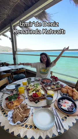 Denizim tam kenarında muhteşem bir kahvaltı önerisi ile geldim. Burası @amourettetr katkıları ile reklam, Videodaki dört kişilik kahvaltı Milano . Biz yanına ekstra yumurta ve menemen de söyledik.  Dükkanın konsepti o kadar güzel ki, sizin de çok seveceğinizi düşünüyorum. İzmirliler olarak deniz kenarında kahvaltıya hasret kalmıştık. Burası çok keyifli bir yer. Dilerseniz kahvaltıdan sonra tatlı kahve de yapabilirsiniz. Tatlıları günlük ve taze hazırlıyorlar . Yemek menüsü de gayet başarılı. İçerisi çok geniş ve ferah olduğu için bütün gününüzü burada rahatlıkla geçirebilirsiniz. Fiyatlar: 4 Kişilik Milano Kahvaltı 1400-TL 2 Kişilik Parisien Kahvaltı 900-TL Menemen 350-TL Sucuklu Omlet 250-TL Burayı mutlaka deneyin💫 #izmir #kahvaltı #izmirkahvaltı #urlasanatsokağı #urla