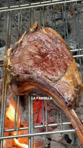 🔥 Si es barbacoa, que sea de verdad. Nada de butano, ni sartenes raras. Aquí se cocina con carbón, azúcar y sal. Un puñado de azúcar para avivar y caramelizar. Un puñado de sal cuando la llama se levanta. 🥩 Y recuerda: lo que hay encima de la parrilla debe valer más que lo que hay debajo. Atempera la carne, no la maltrates. 📲 Inaugura temporada con nosotros en 👉 carnicaseurogal.com #barbacoa #carne #comida #carnivoros #truco