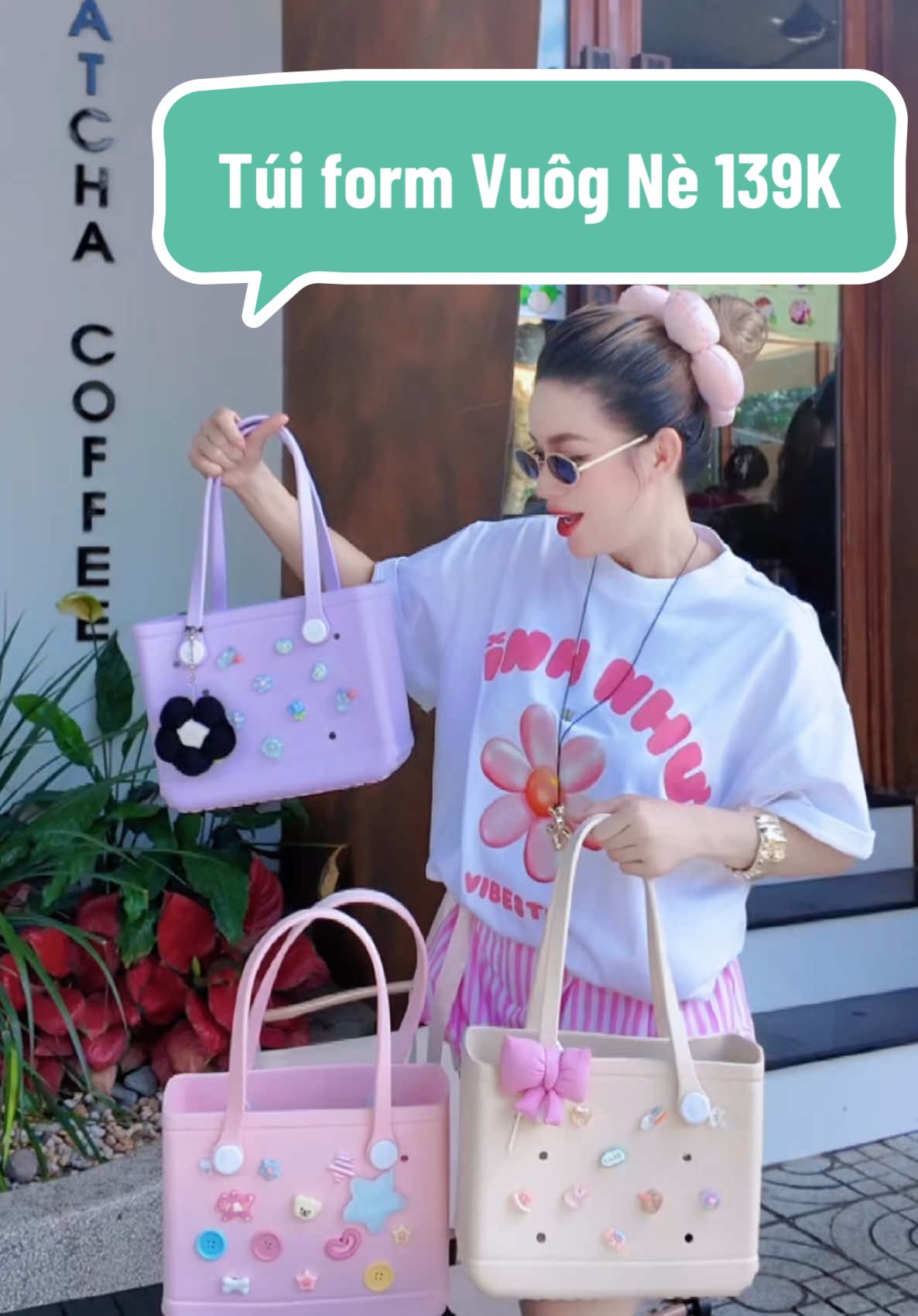 Màu xinh iu luôn. tặng charm luôn á mấy bà. săn liền nha #túi #tuixach #tuicrocs 