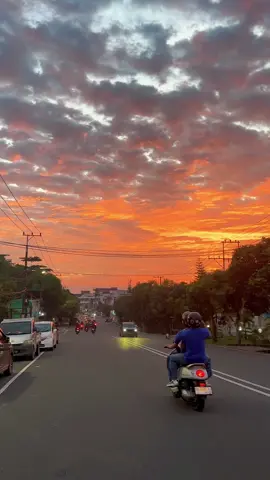 Keindahan mentari yang akan berlalu ❤️‍🩹 #mentari #sunsetlover #sunset #tarakan #tarakanku #fyppppppppppppppppppppppp #anaktarakanpunyacerita #fypシ゚ #tarakanpunyacerita #beranda 