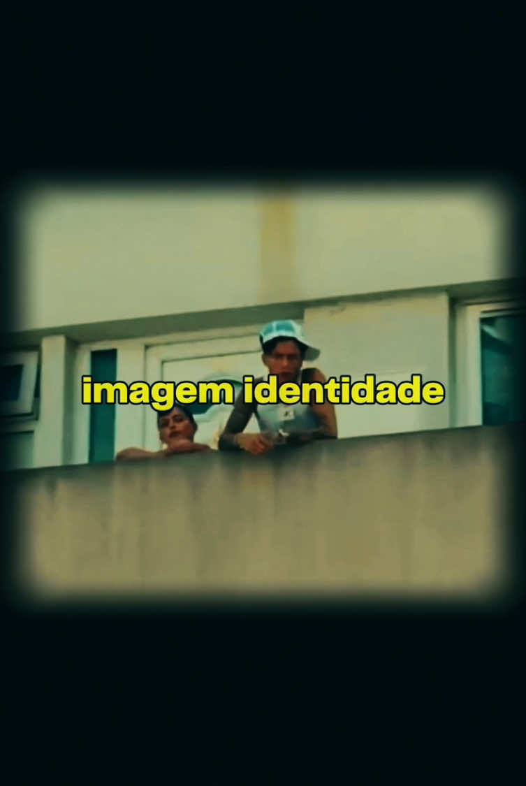 Branding dos Trappers/Rappers Eles não estão vendendo música. Eles estão vendendo estilo, presença, narrativa. O Travis Scott não lança só um som — ele lança uma cultura, um comportamento, um símbolo. No branding de verdade, o valor não tá no produto. Tá em quem carrega ele.  E responde aí: Qual artista tem o branding mais forte do rap hoje? #videoviral #fypp #trap #brand #riqueza #vendas #rap 