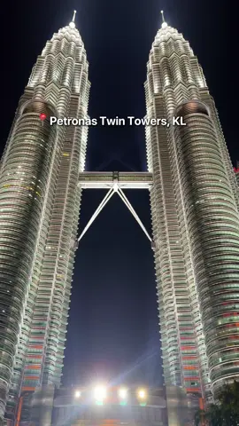 Stop taking basic photos at the Petronas Towers! Want a shot that actually stands out? Here’s a quick trick most tourists miss. #PetronasTwinTowers #TravelPhotographyTips #MalaysiaPhotoSpots #PortraitLocationHacks #HiddenGemsKL