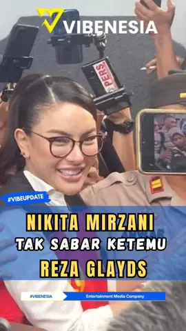 Nikita Mirzani kembali datangi Pengadilan Negeri Jakarta Selatan hari ini (Selasa, 1 Juli 2025) untuk menjalani sidang dugaan pemerasan dan pengancaman terhadap Reza Gladys. Dengan posisi tangan terborgol Nikita mengaku siap menjalani sidang kedua tersebut, dengan agenda pembacaan eksepsi. Ia juga menyatakan tak sabar ingin bertemu Reza Gladys di persidangan. #vibenesia #vibeupdate #viral #newsupdate #entertainment #nikitamirzani #Foryoupage #Fyp 