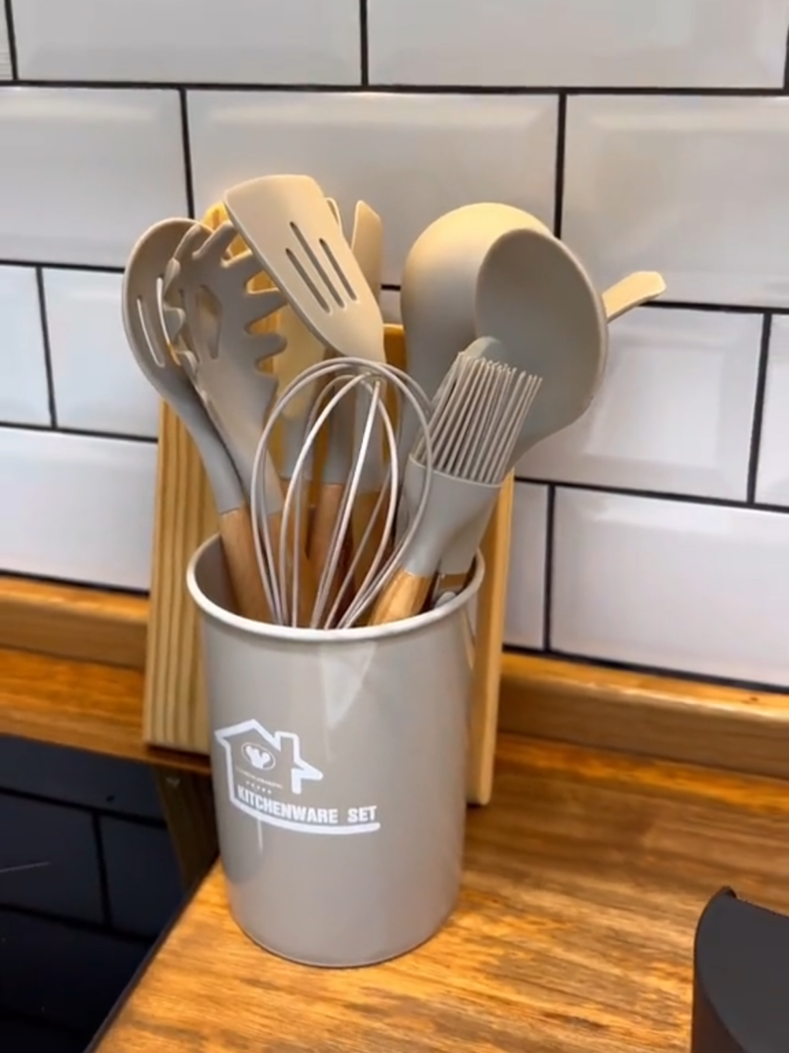 👩‍🍳 Kit Utensílios de Cozinha em Silicone com Cabo de Madeira 📍 Chega de derreter utensílios de plástico! Esse kit de silicone com cabo de madeira resiste ao calor, é fácil de lavar e super bonito. Cozinhar vai ser ainda mais prazeroso! 👉 São 12 peças essenciais com design moderno e durabilidade incrível! 🍳 Garanta o seu com frete rápido e seguro. 📲 Link na bio ou chame no direct #casa #utensiliosdomesticos #dicasdecasa