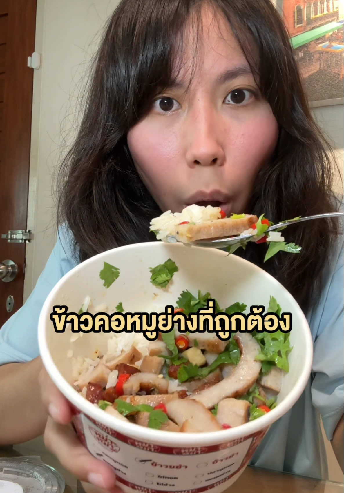 ข้าวคอหมูย่างนุ่ม ๆ ชิ้นหนา ๆ เครื่องแน่น ๆ ร้านนี้จับจิตมาก หม่ำหม่ำ ข้าวขยำน้ำปลาหอม !  . #ทรายรีวิว #ทรายพากิน #อร่อยบอกต่อ #ร้านอร่อยบอกต่อ #ข้าวคอหมูย่าง #grabfood #สั่งอาหาร #รีวิวอาหาร 